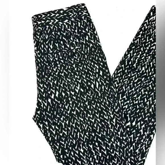 Express Womens Columnist Trouser - Size 0R Black and white abstract print - Picture 7 of 7